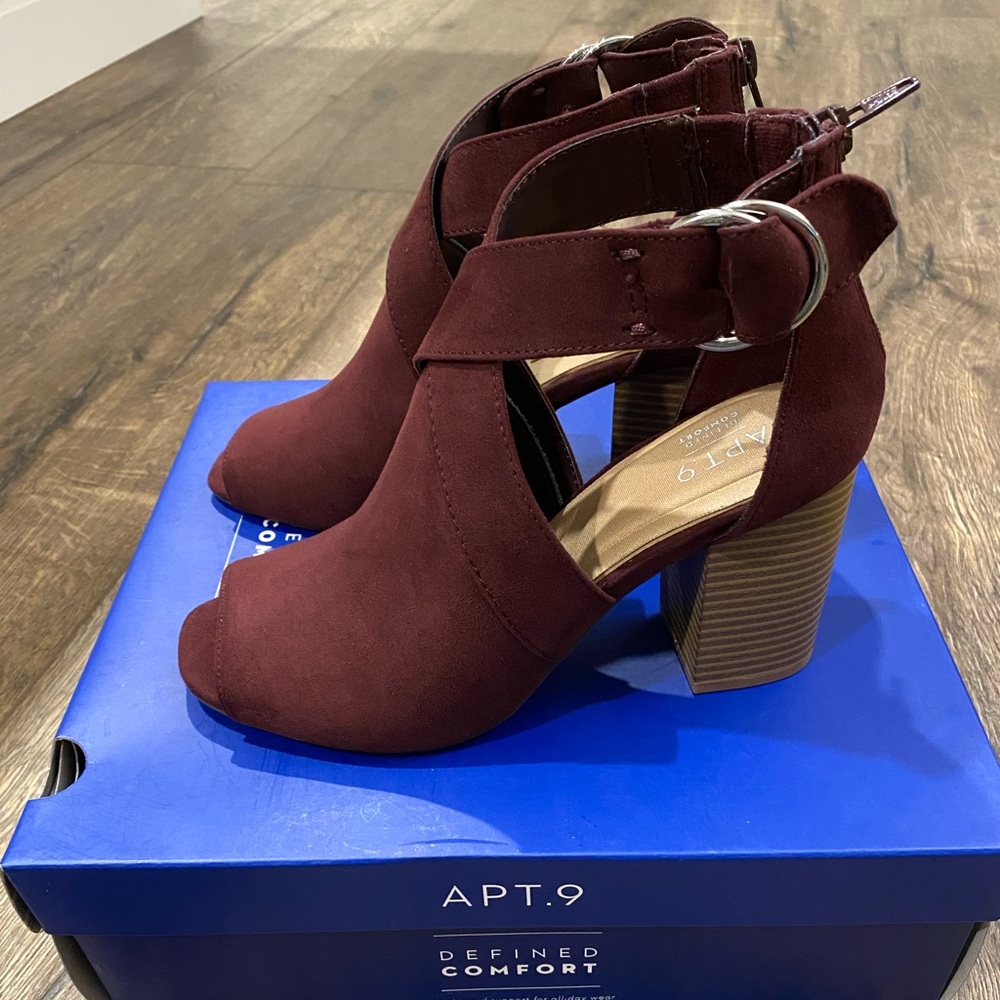 🍷 NIB Wine Colored Heels 🍷